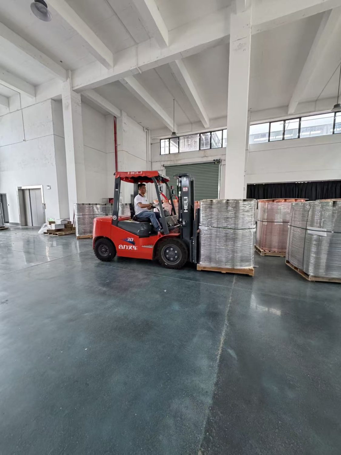 Nhân viên dùng xe nâng chở màng