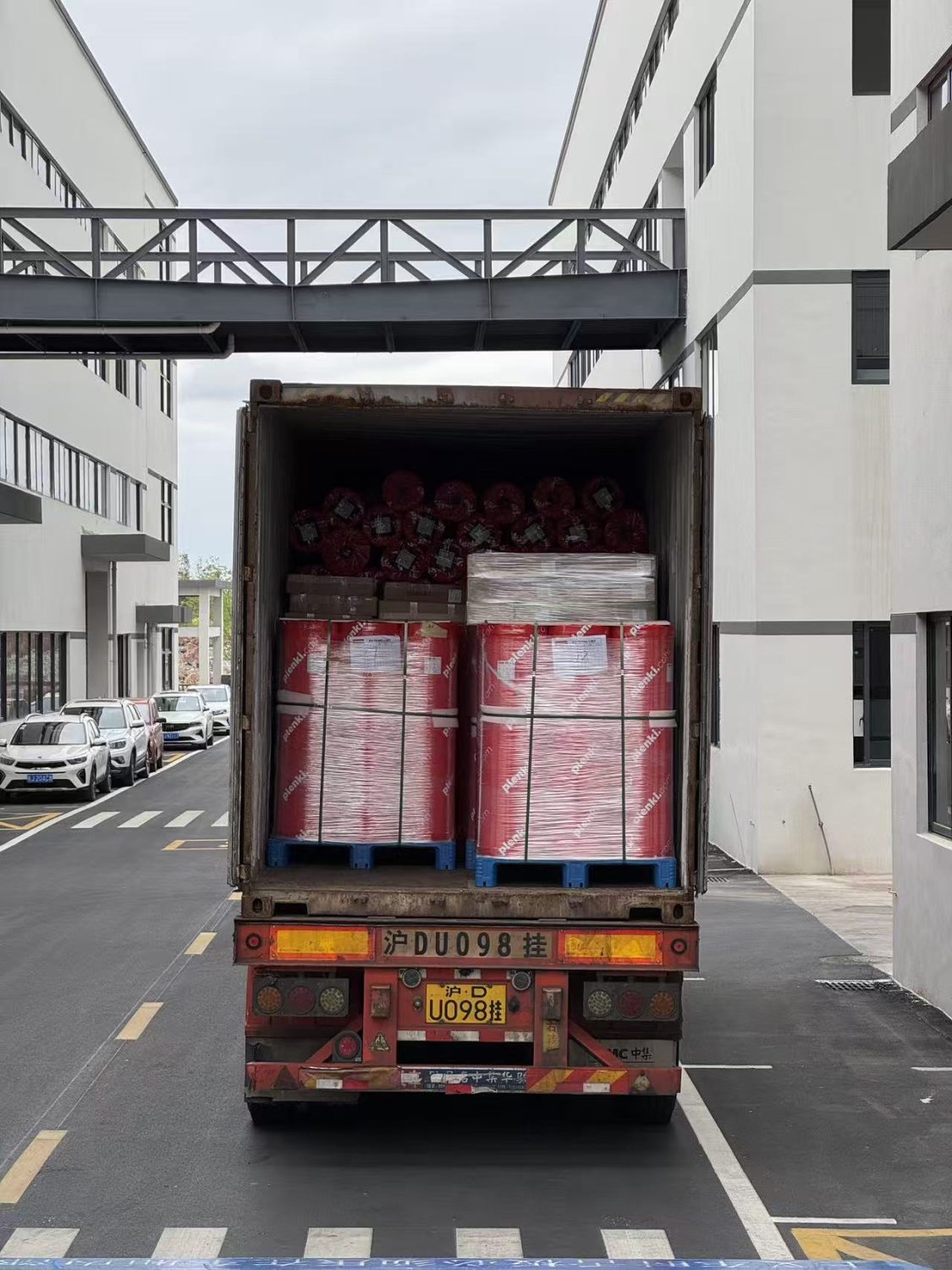 Xe chở màng film pvc từ kho Dongyi (1)