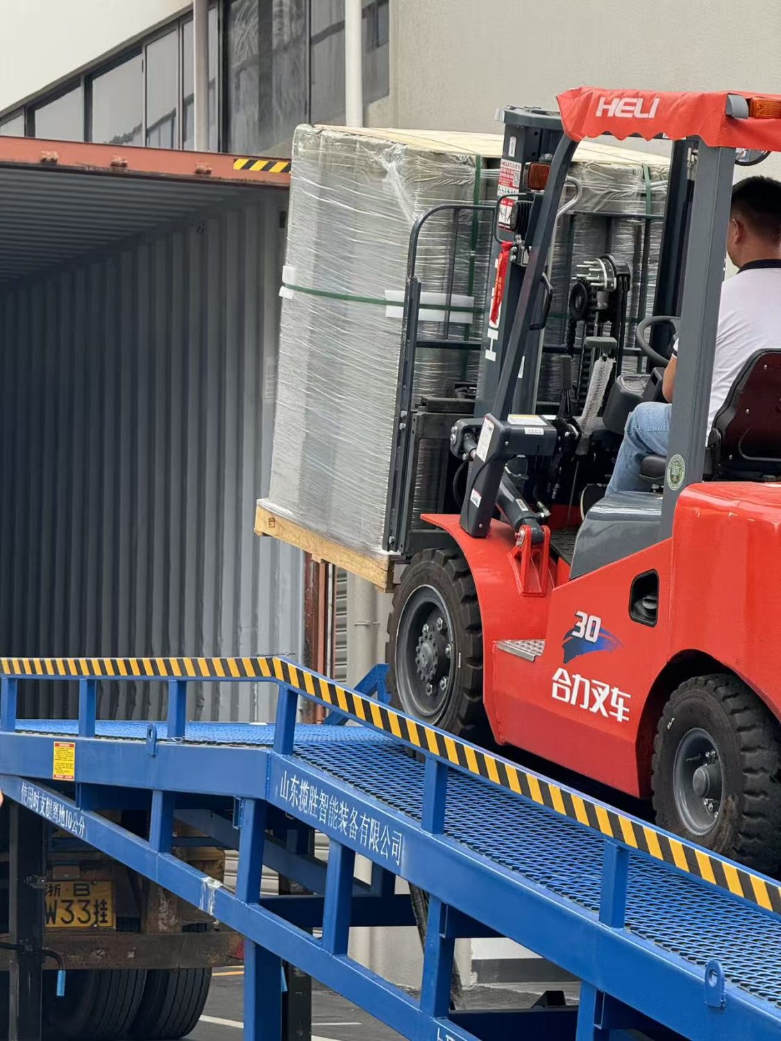 Nhân viên dùng xe nâng chở màng pvc