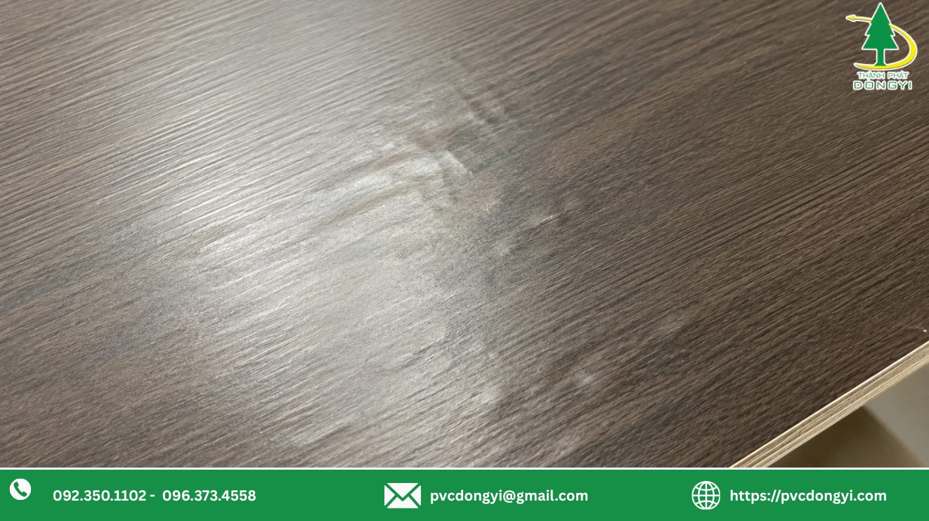 cận cảnh bề mặt gỗ sau khi phủ màng PVC bị gợn, lộ nền hoặc không đều1